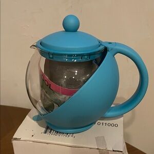 Tea Server Ball Cup Brewer Light Blue w/ Tea
Infuser Basket NIB